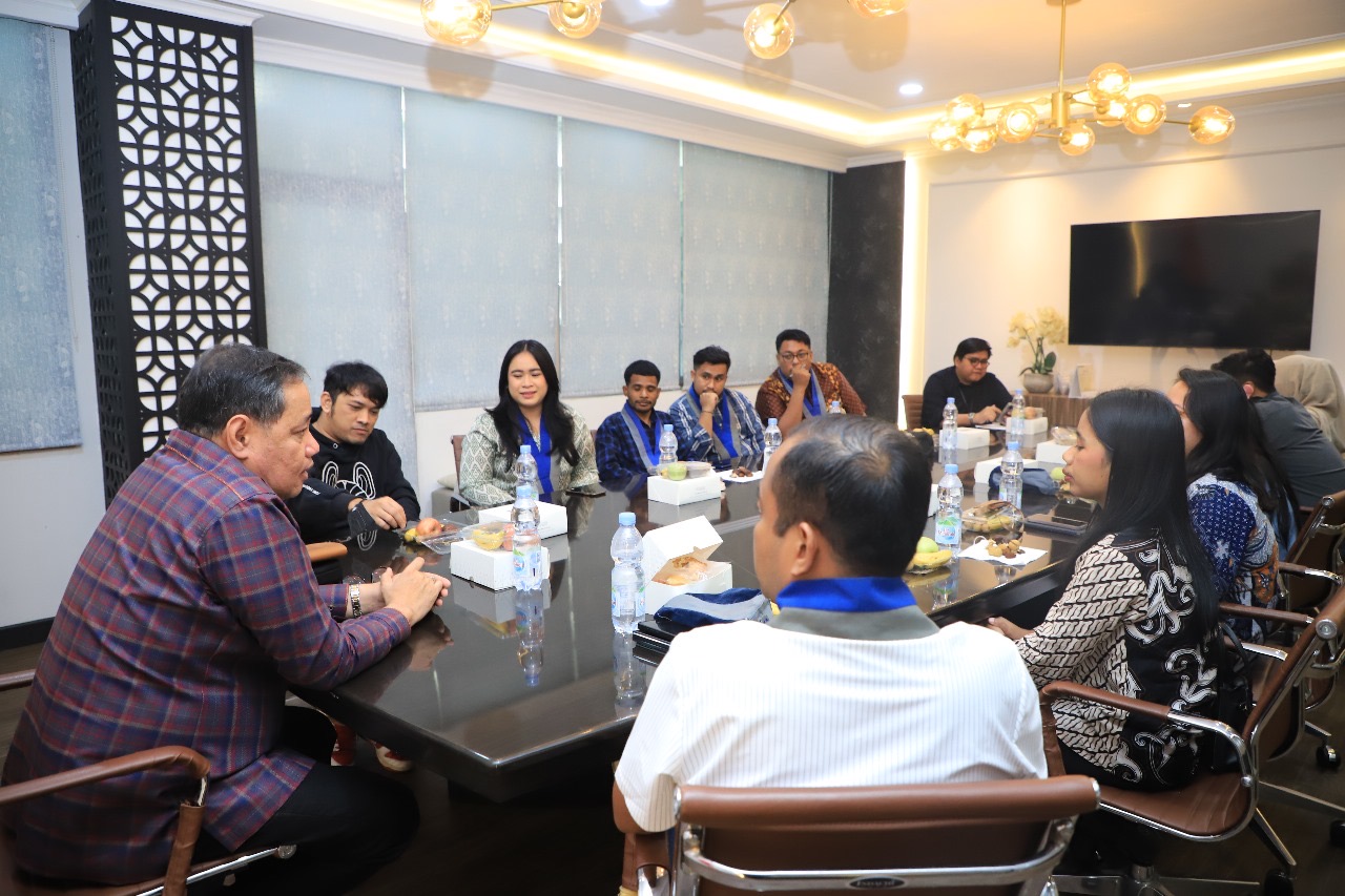 Anggota Bawaslu Herwyn JH Malonda (depan kiri) berbincang dengan GMKI di Kantor Bawaslu, Jakarta, Selasa (8/10/2024)/foto: Publikasi dan Pemberitaan Bawaslu.