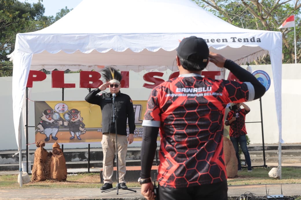 Plh. Ketua Bawaslu Herwyn JH Malonda (kiri) memberikan hormat dalam Apel Siaga Pengawasan di distrik Sota, Kabupaten Merauke, Provinsi Papua Selatan, Jumat (4/10/2024).