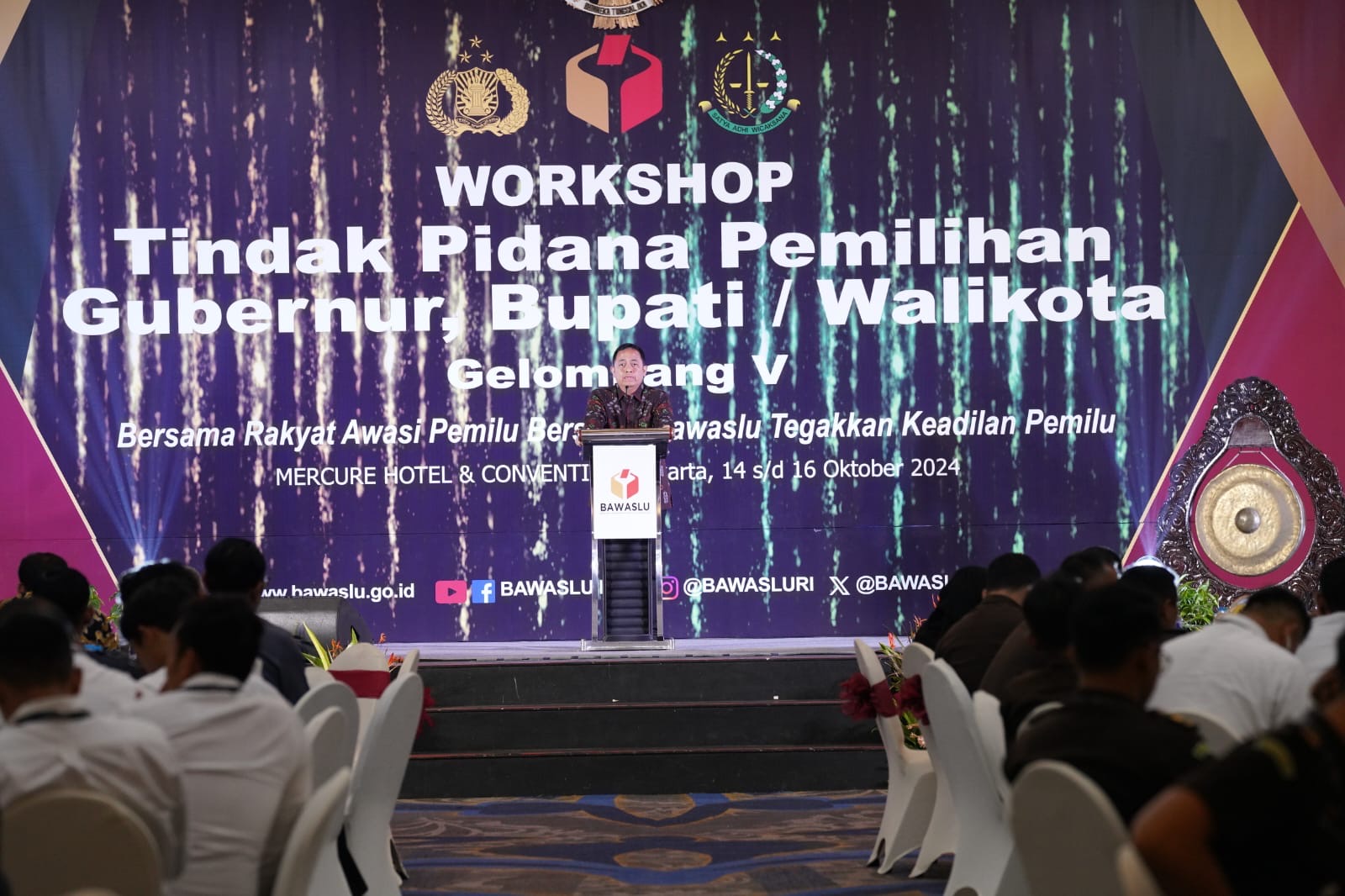 Anggota Bawaslu Puadi saat membuka workshop Tindak Pidana Pemilihan Gubernur, Bupati/Walikota Tingkat Wilayah Kabupaten/Kota Gelombang V di Jakarta, Senin malam, (14/10/2024).