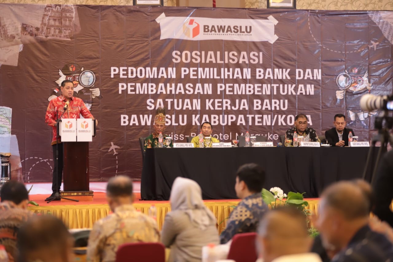 Anggota Bawaslu Herwyn JH Malonda saat membuka Sosialisasi Pemilihan Bank dan Pembahasan Pembentukan Satuan Kerja Baru Bawaslu Kabupaten/Kota, Kamis (3/10/2024).