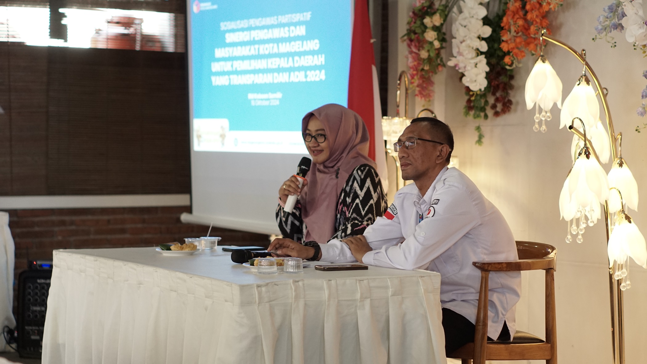 Anggota Bawaslu Kota Magelang Sylvia Ayu menjadi narasumber dalam acara Sosialisasi Pengawasan Partisipatif dengan tema “Sinergi Pengawas dan Masyarakat Kota Magelang Untuk Pemilihan Kepala Daerah yang Transparan dan Adil 2024”, Rabu (16/10/2024) di RM Keboen Semilir, Kota Magelang.
