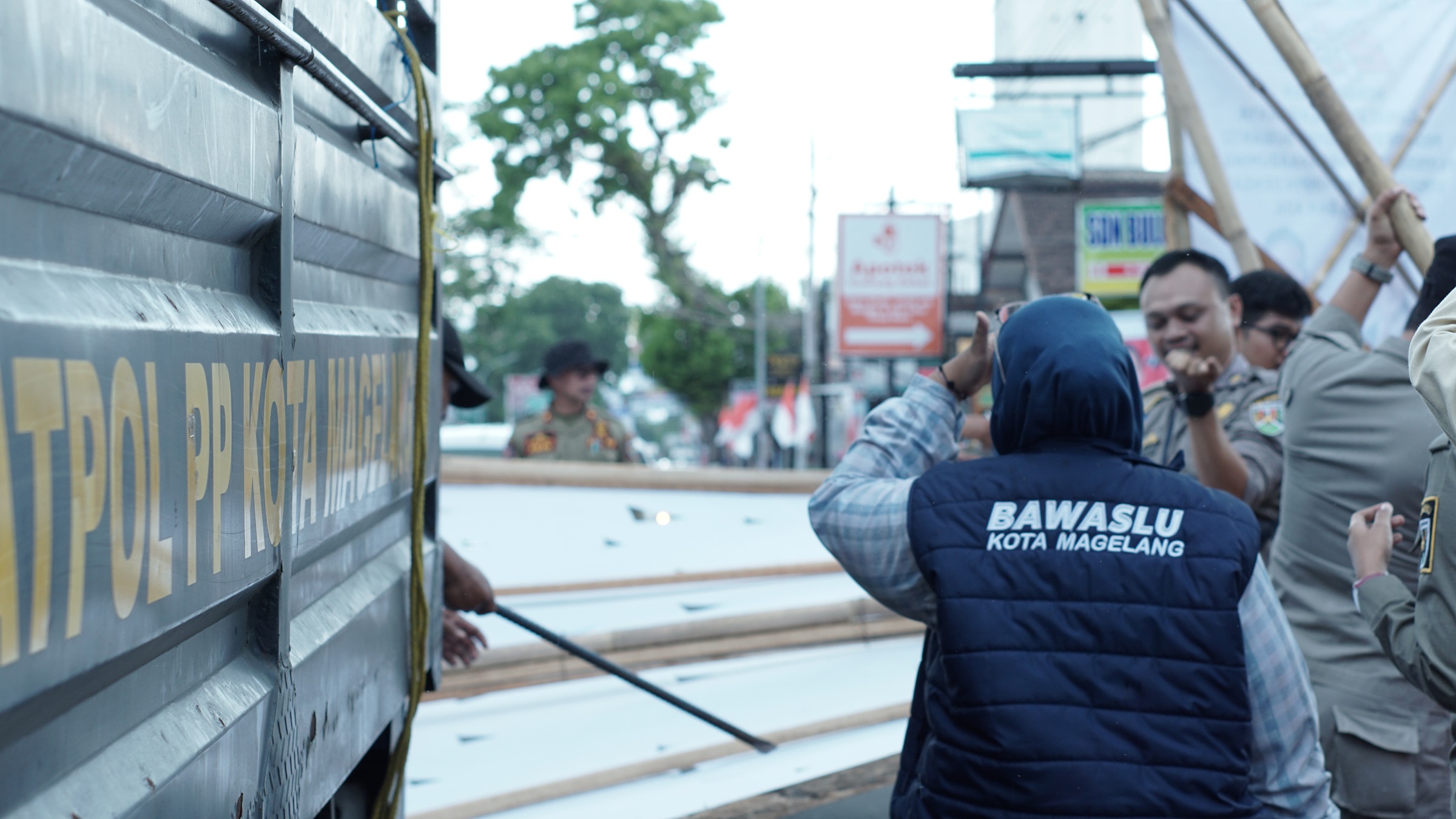 Anggota Bawaslu Kota Magelang Sylvia Ayu bersama jajaran Satpol PP Kota Magelang melakukan sterilisasi kawasan Jl. Gatot Subroto, Kamis (24/10/2024).