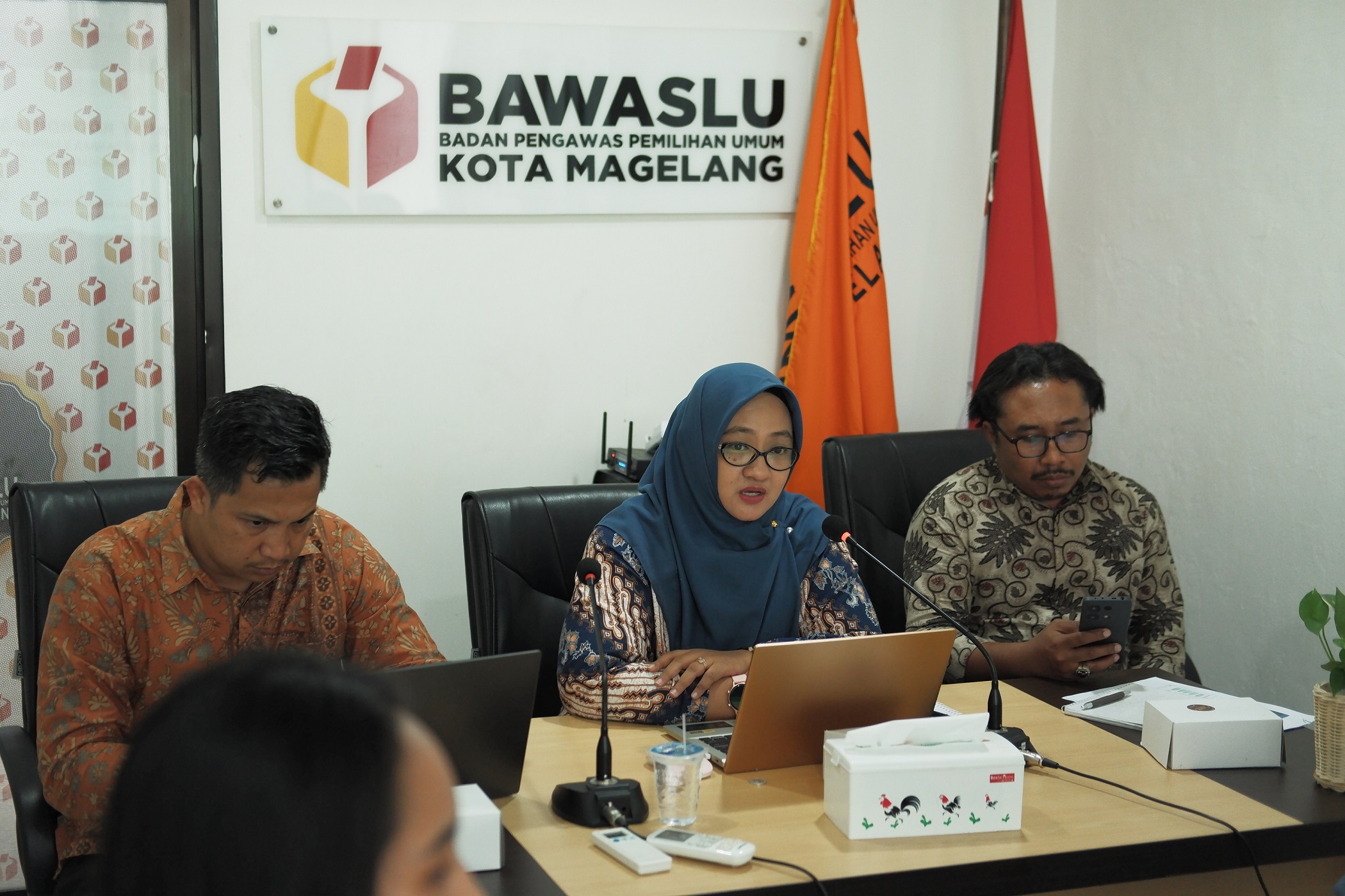 Anggota Bawaslu Kota Magelang Sylvia Ayu ketika menyampaikan materi kepada Tim Pemenangan dan LO Calon Wali Kota Magelang dan Wakil Wali Kota Magelang, Rabu (2/10/2024)