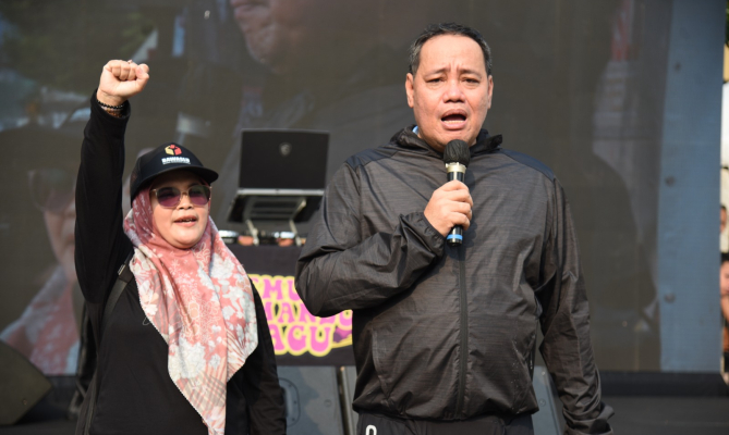 Anggota Bawaslu Lolly Suhenty dan Herwyn JH Malonda di Bawaslu Car Free Day di Jakarta, Minggu (22/9/2024).