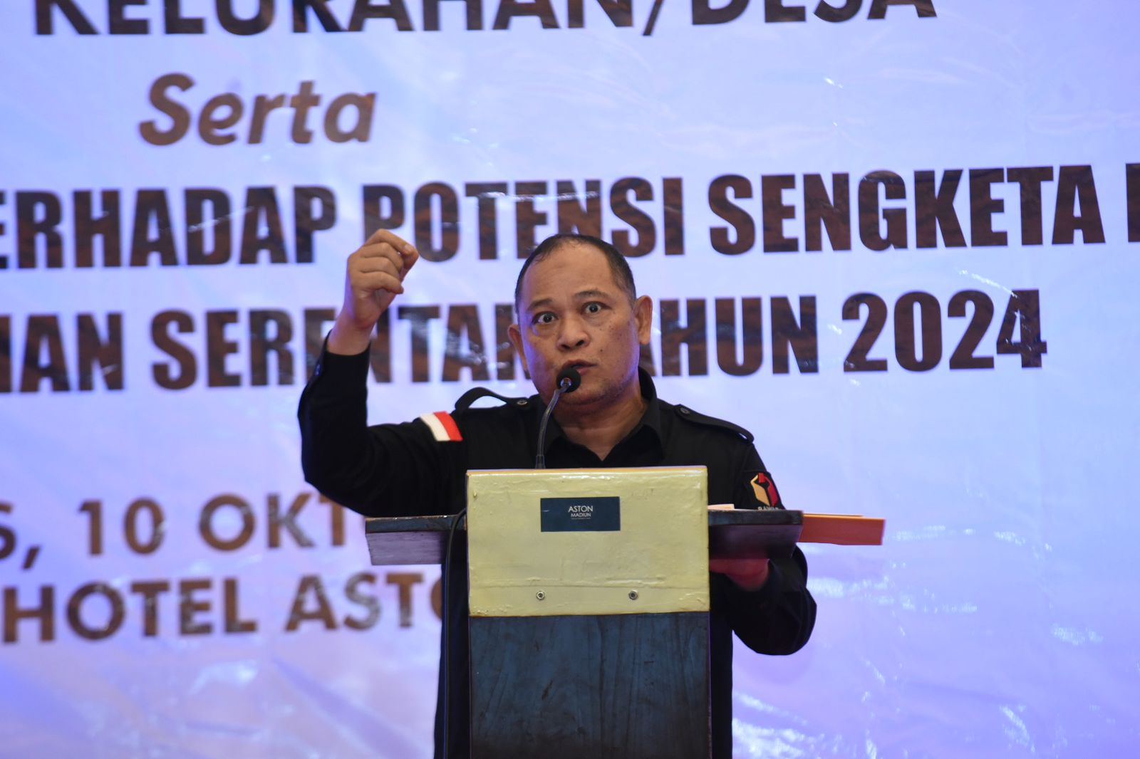 Anggota Bawaslu Totok Hariyono berikan arahan di depan ratusan pengawas pemilu adhoc Se-Kabupaten Madiun, di Jawa Timur, Kamis (10/10/2024).