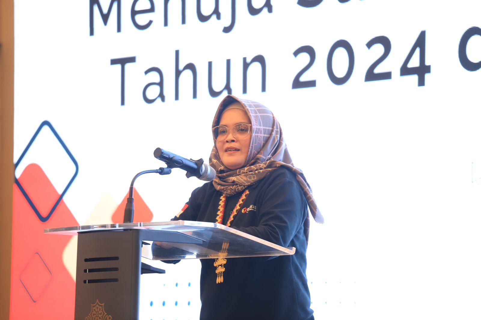 Anggota Bawaslu Lolly Suhenty dalam Workshop Pengawasan Partisipatif Menuju Sukses Pemilihan Serentak Tahun 2024 di Provinsi Lampung, Selasa malam (15/10/2024). Foto: Publikasi dan Pemberitaan Bawaslu RI
