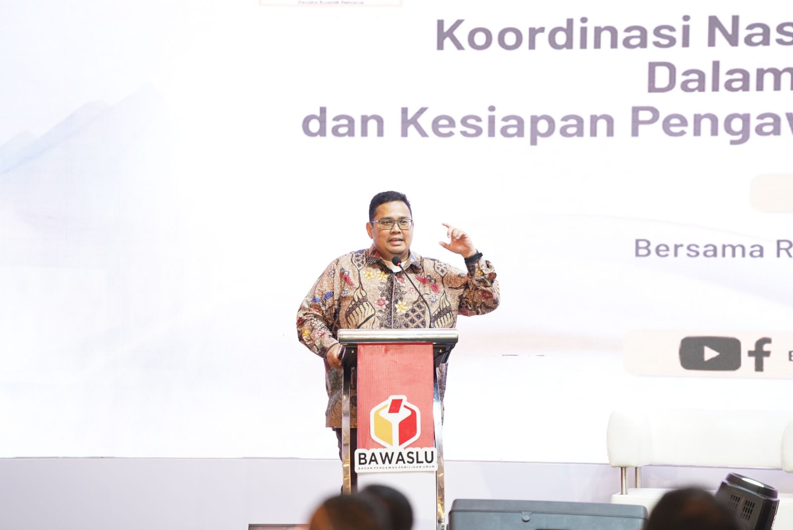Ketua Bawaslu Rahmat Bagja dalam Rapat Koordinasi Nasional Evaluasi Kelembagaan Pengawas Pemilu Dalam Pelaksanaan Pengawasan Pemilu 2024 dan Kesiapan Pengawasan Pemilihan Serentak 2024 Gelombang II di Balikpapan, Senin malam (14/10/2024).