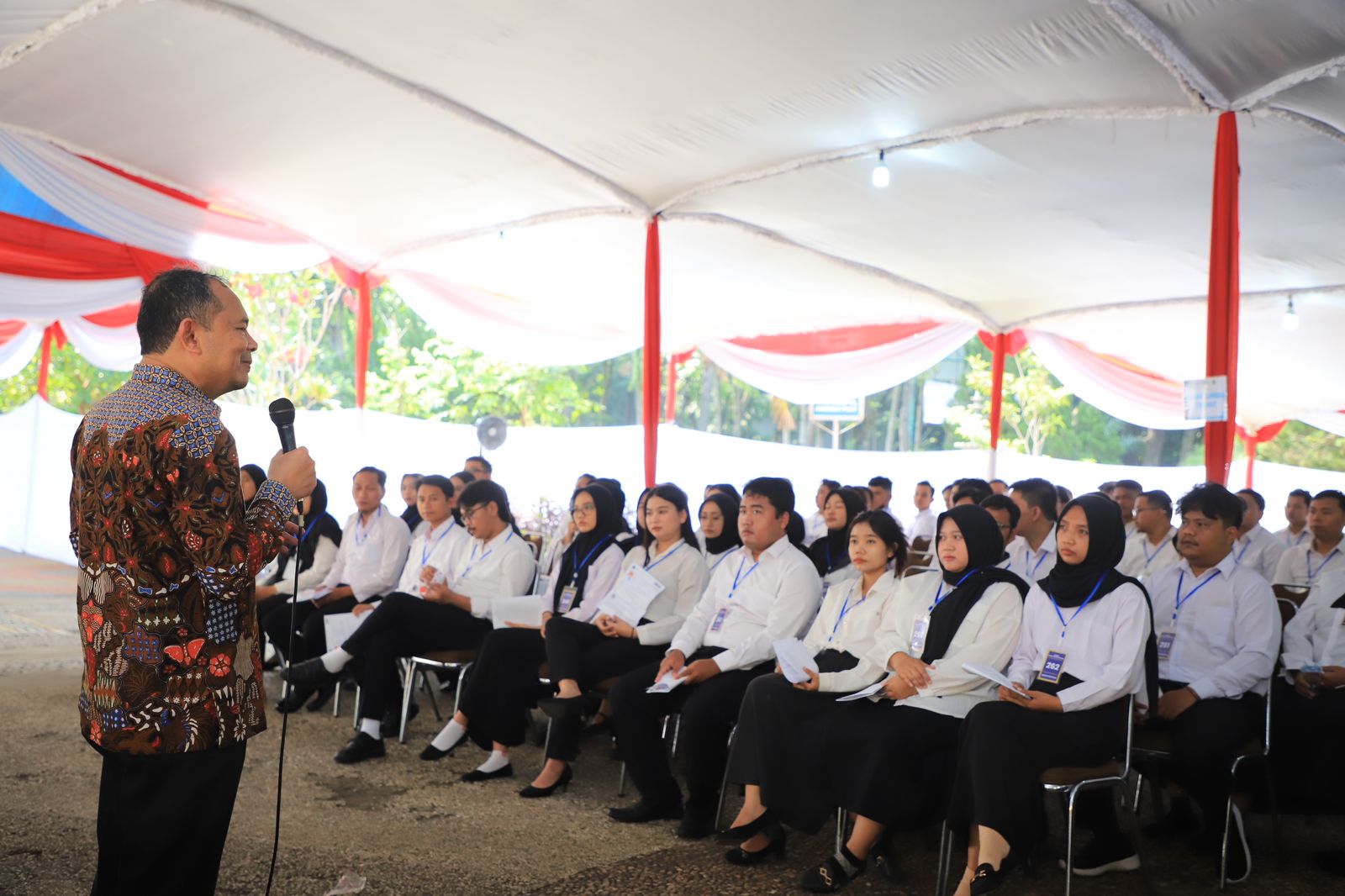 Sekertaris Jenderal Bawaslu Ichsan Fuady memberikan arahan kepada peserta seleksi Calon Pegawai Negeri Sipil (CPNS) yang melamar di Bawaslu di Gedung Kearsipan Universitas Negeri Semarang, Senin (21/10/2024)