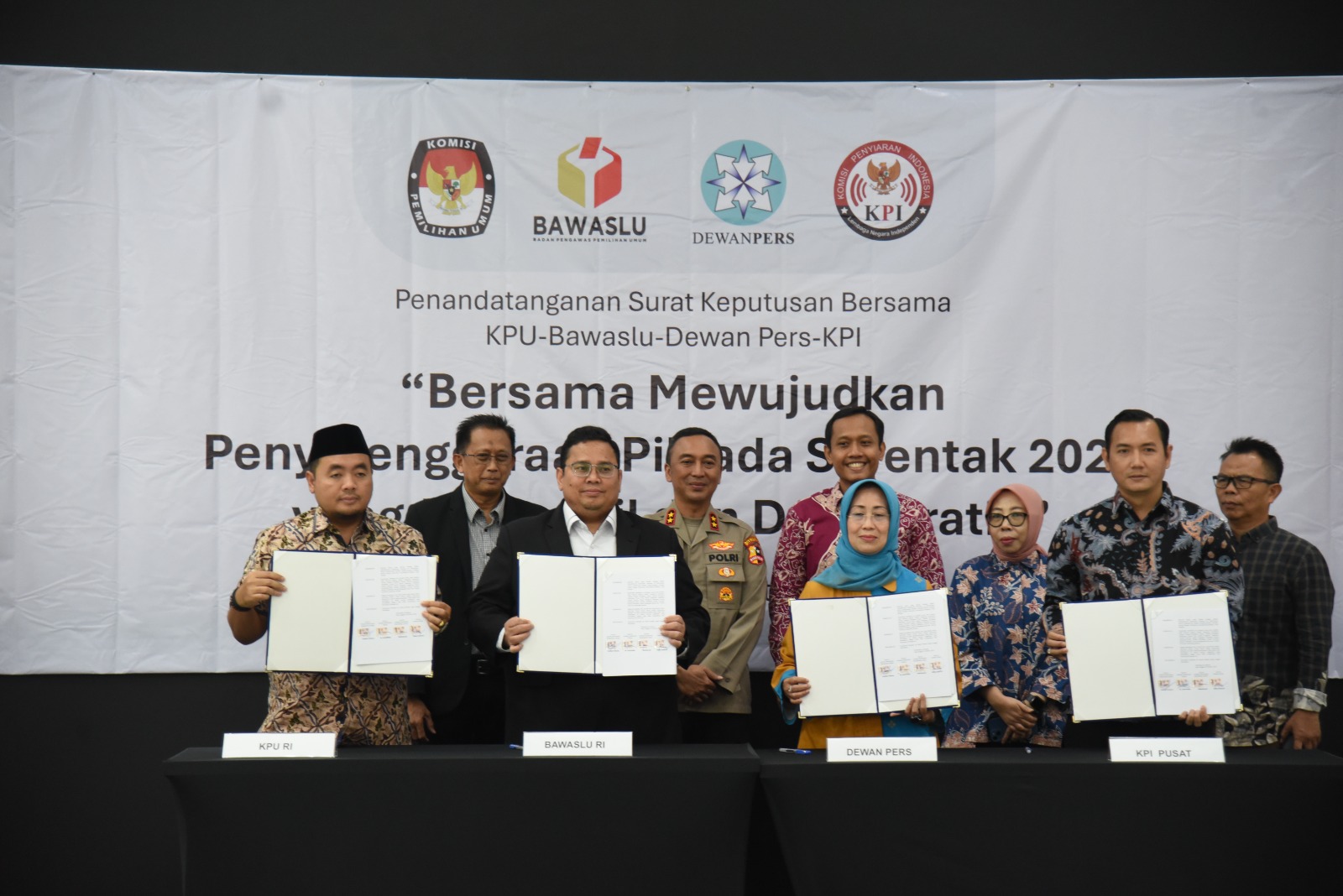 Ketua Bawaslu Rahmat Bagja dalam penandatanganan Surat Keputusan Bersama pembentukan Gugus Tugas di Kantor Dewan Pers, Jakarta, Selasa (22/10/2024).