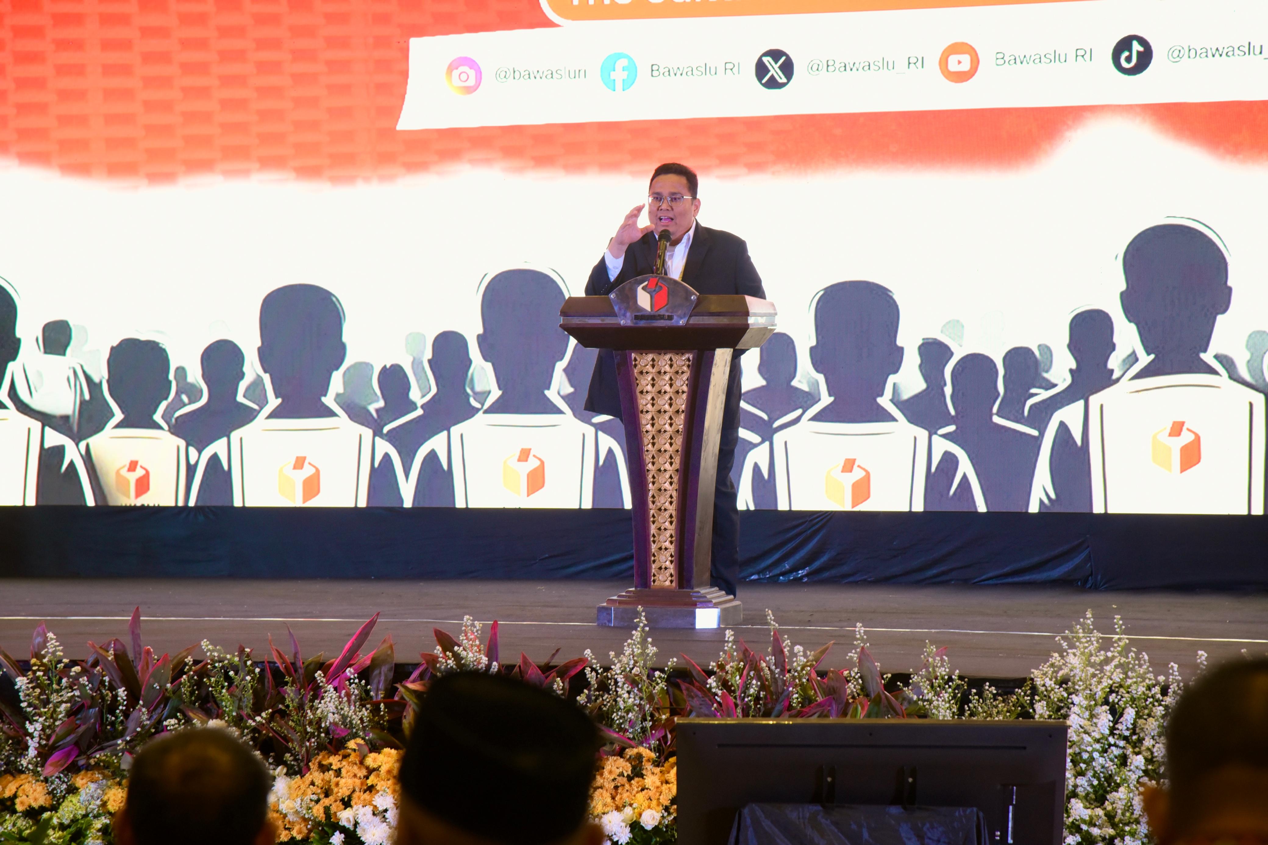 Ketua Bawaslu Rahmat Bagja saat memberi arahan Rapat Koordinasi Nasional Kediklatan Pengawas Pemilu di Jakarta, Minggu (20/10/2024).