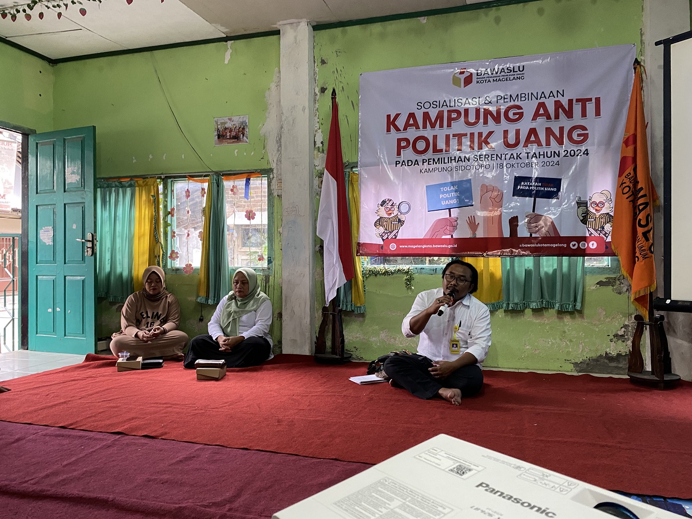 Anggota Bawaslu Kota Magelang Abdul Qohir Zakaria ketika memberikan pembinaan kepada warga sidotopo RW 10,  Jum'at(18/10/2024).