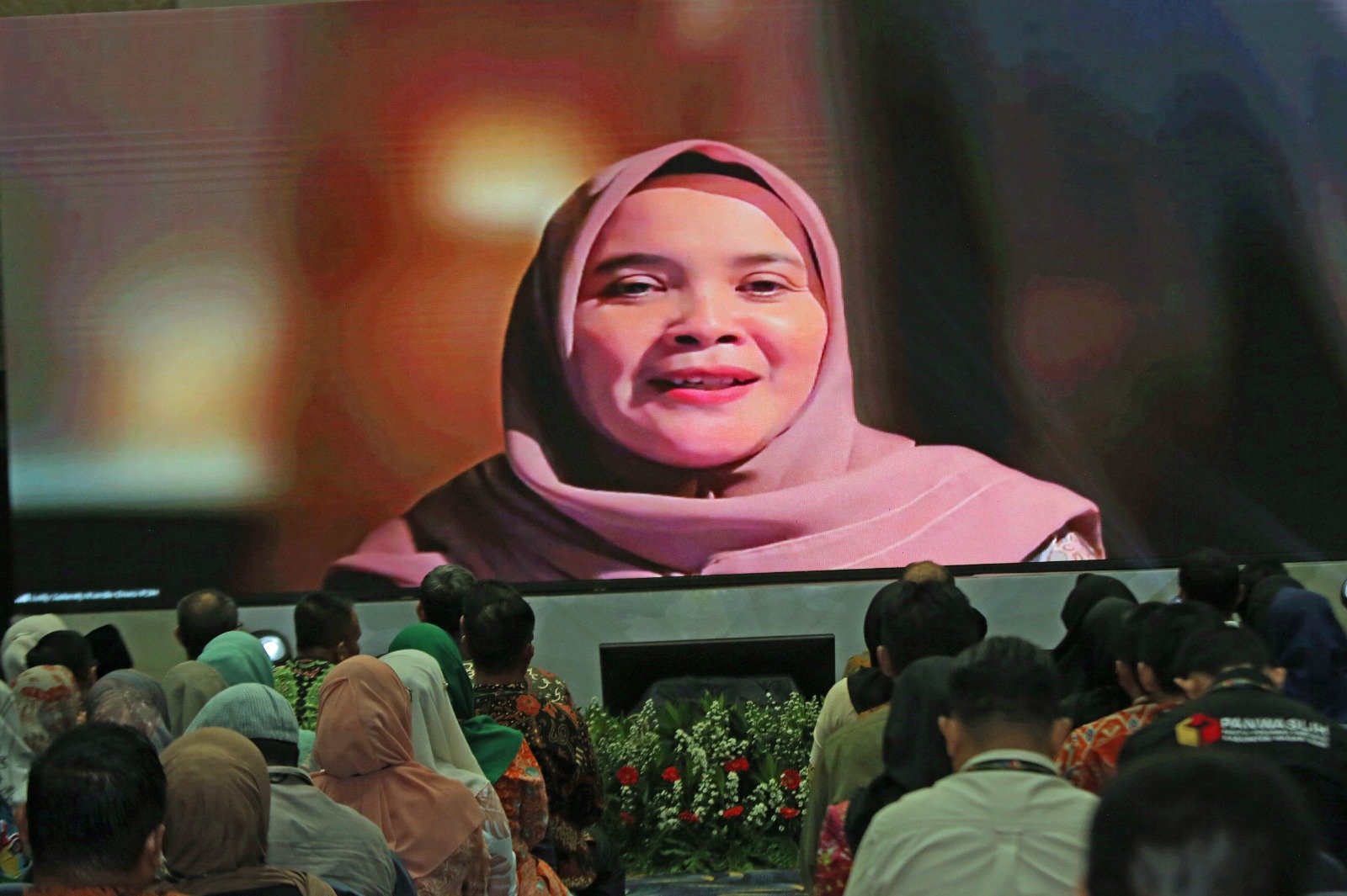 Anggota Bawasly Lolly Suhenty saat secara daring membuka Rapat Koordinasi Nasional Strategi Komunikasi Krisis Pada Pemilihan Serentak 2024, Selasa malam, (24/9/2024)