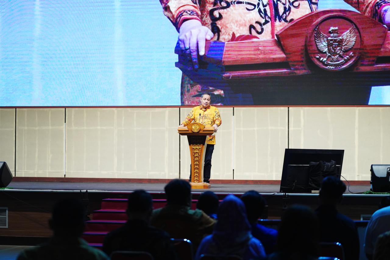 Anggota Bawaslu Herwyn JH Malonda saat membuka Rapat Finalisasi Penyusunan Buku Saku Pengawas Pemilihan Ad Hoc, di Kota Sorong, Papua Barat, Sabtu (5/10/2024).