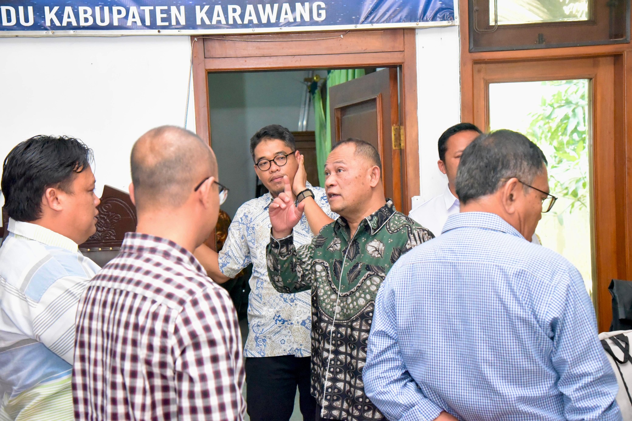 Anggota Bawaslu Totok Hariyono saat melakukan supervisi di Kantor Sekretariat Bawaslu Kabupaten Karawang, Rabu (16/10/2024).