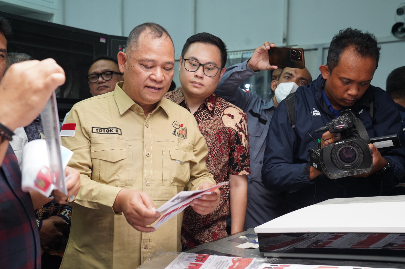 Anggota Bawaslu Totok Hariyono (berbaju cokelat) saat mengawasi proses pencetakan surat suara Pemilihan 2024 di Surabaya, Kamis (17/10/2024)