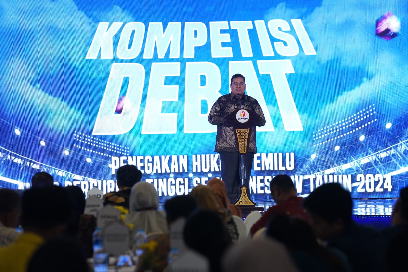 Ketua Bawaslu Rahmat Bagja memberikan sambutan dalam Kompetisi Debat Penegakkan Hukum Pemilu tahun 2024 di Jakarta, Sabtu malam, (19/10/2024)/foto: Publikasi dan Pemberitaan Bawaslu