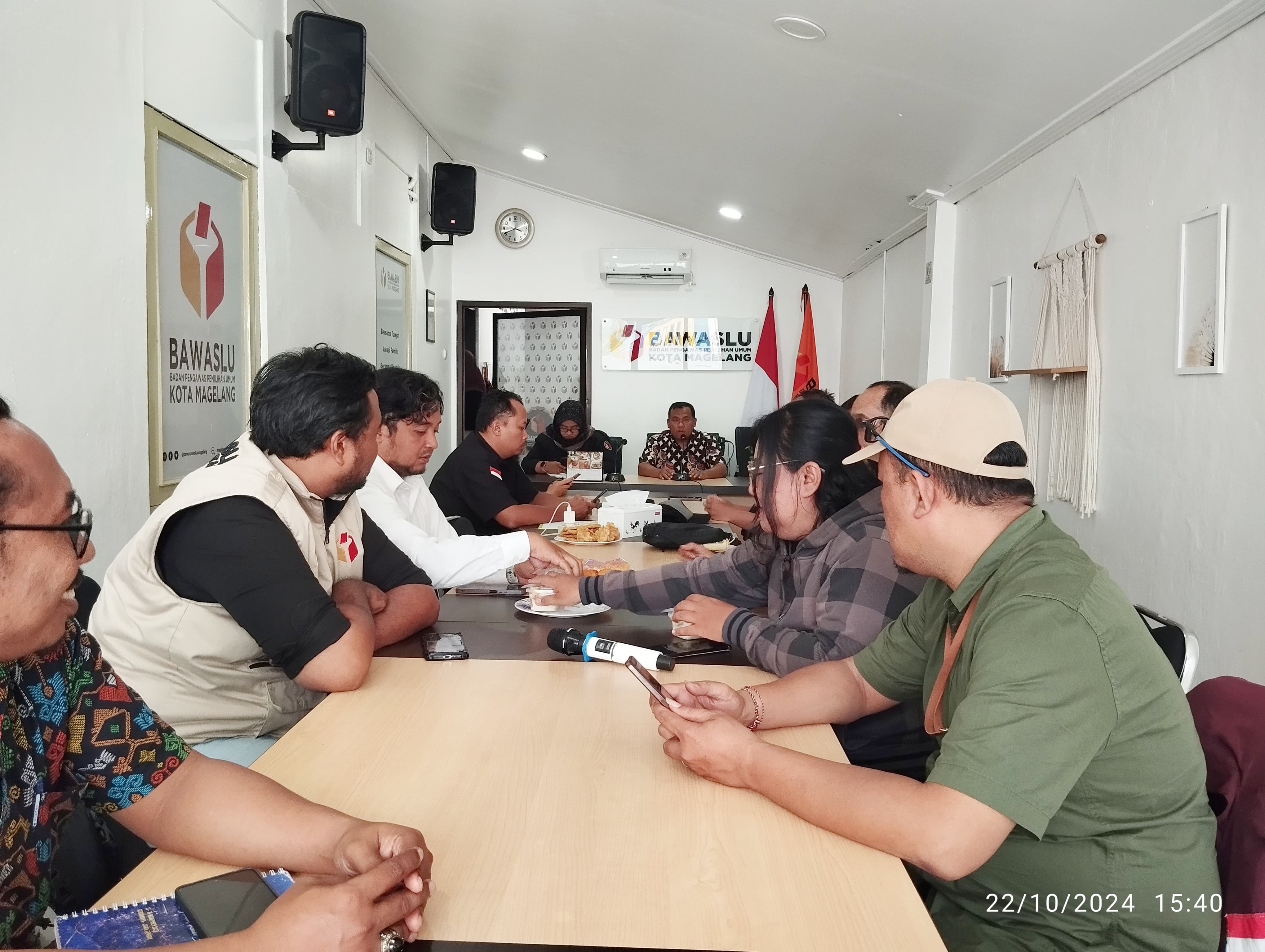 Ketua Bawaslu Kota Magelang memberikan arahan kepada Panwascam dalam rapat koordinasi di Ruang Rapat Sekretariat Bawaslu Kota Magelang, Selasa (22/10/2024).