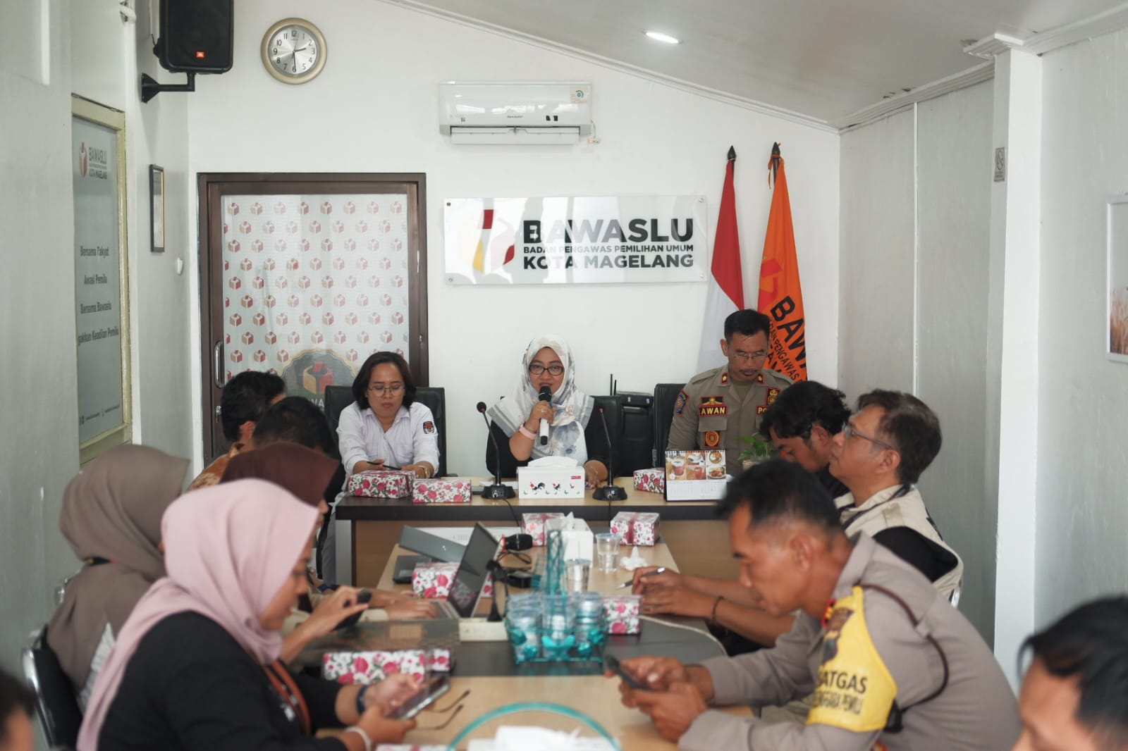 Anggota Bawaslu Kota Magelang Sylvia Ayu Paramita membuka serta memimpin rapat koordinasi penertiban APK yang diselenggarakan di Ruang Rapat Sekretariat Bawaslu Kota Magelang, Senin (28/10/2024).