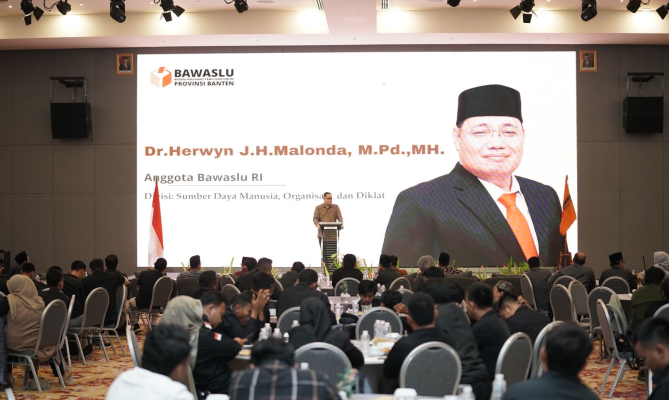 Anggota Bawaslu Herwyn JH Malonda memberikan arahan dalam Rapat Evaluasi Rekrutmen Pengawas Ad-Hoc pada Pemilu 2024 dan Sosialisasi Rekrutmen PTPS Pemilihan 2024 di Banten, Selasa (17/9/2024)/foto: Publikasi dan Pemberitaan Bawaslu