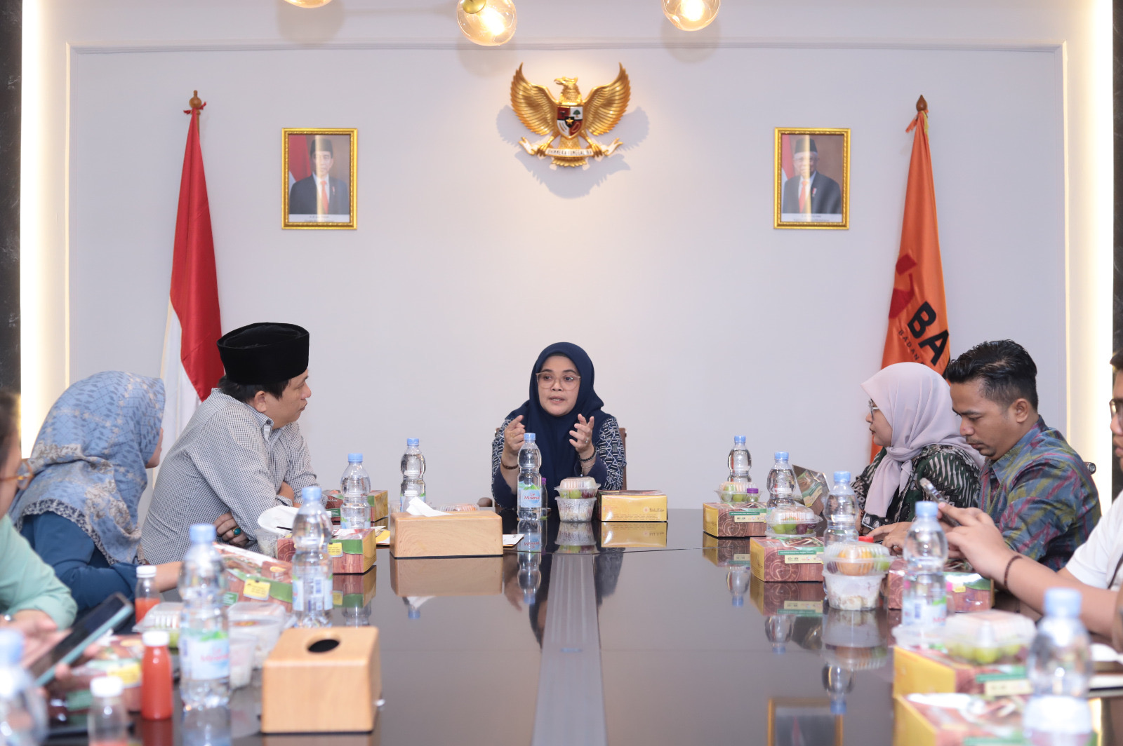 Anggota Bawaslu Lolly Suhenty (tengah) berdiskusi dengan perwakilan JPPR di Kantor Bawaslu, Jakarta, Rabu (9/10/2024)/foto: Publikasi dan Pemberitaan Bawaslu.