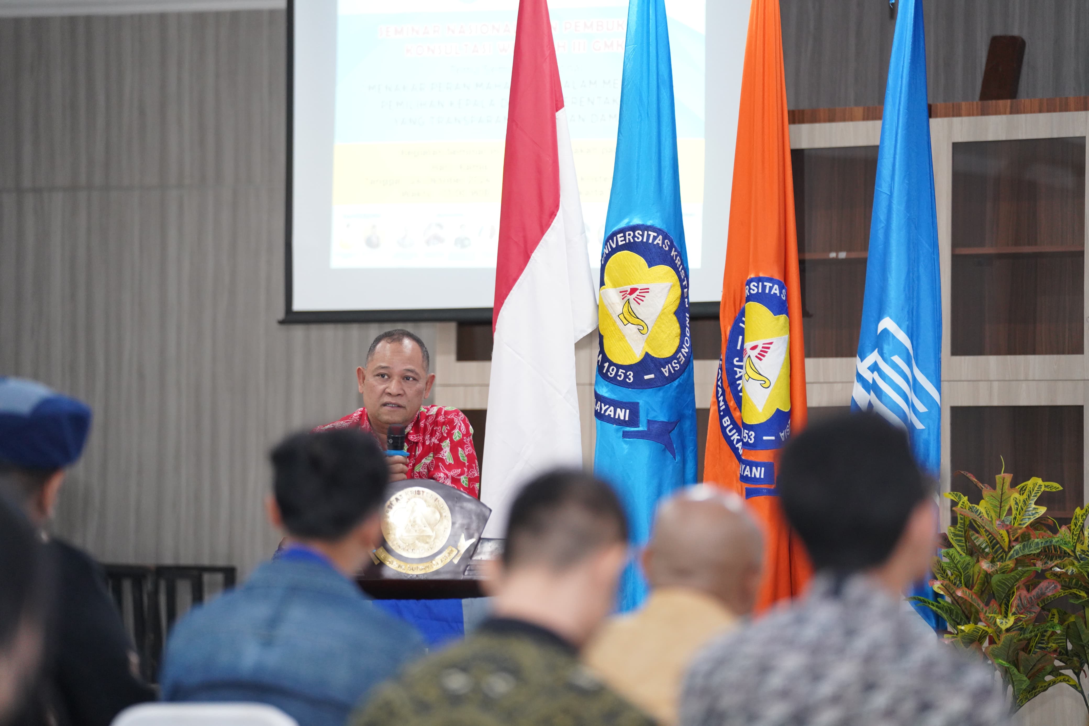 Anggota Bawaslu Totok Hariyono saat menjadi keynote speaker diskusi dengan tema Menakar Peran Mahasiswa dalam Mengawal Pemilihan Kepala Daerah serentak 2024 yang Transparan, Amanah, dan Damai di Universitas Kristen Indonesia (UKI), Kamis (24/10/2024).