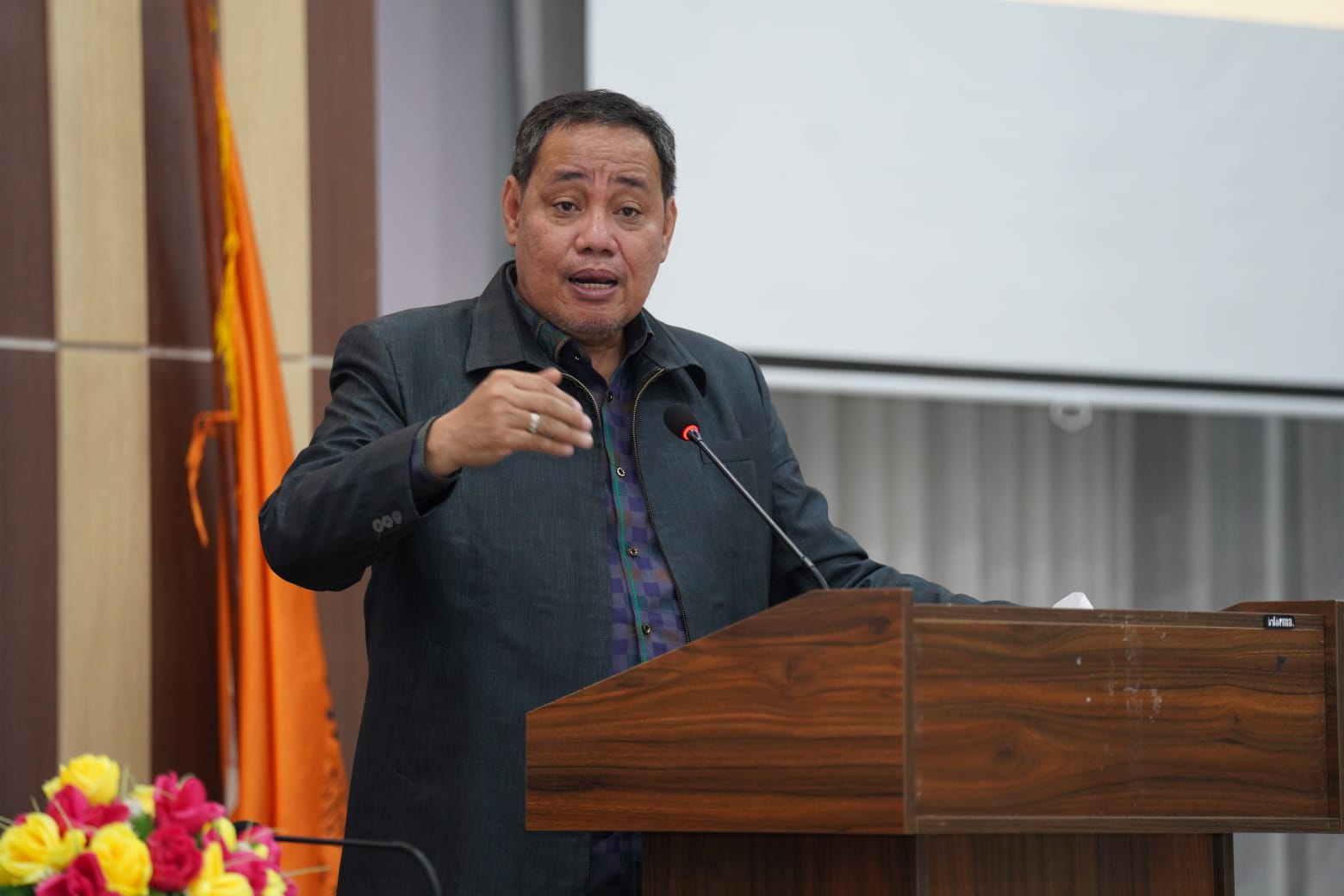 Anggota Bawaslu Herwyn JH Malonda saat memberikan pengarahan di Kabupaten Toraja, Sulawesi Selatan, Senin (11/11/2024).