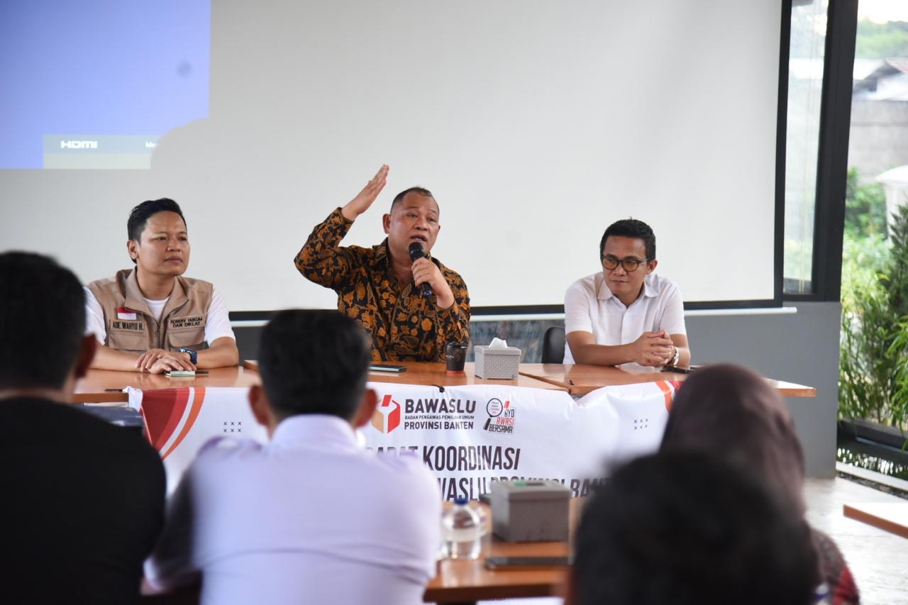 Anggota Bawaslu Totok Hariyono saat memberikan arahan kepada jajaran pengawas pemilu se-Provinsi Banten di Kabupaten Tangerang, Jumat (25/10/2024).