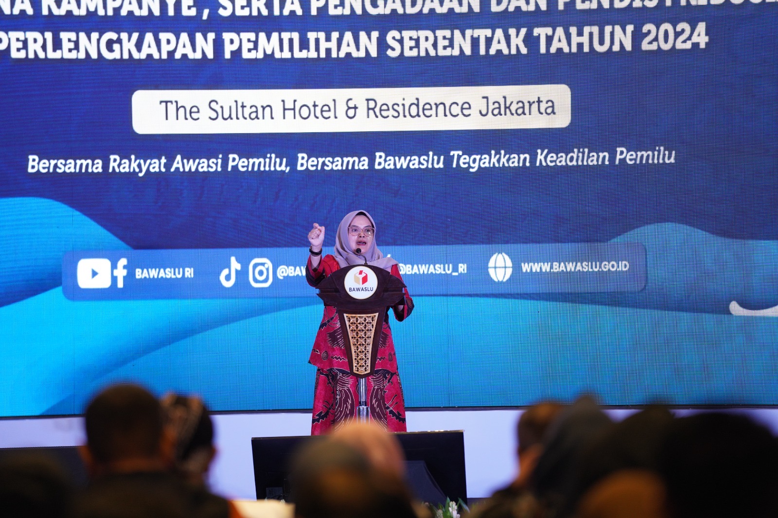 Anggota Bawaslu Lolly Suhenty memberikan arahan dalam penutupan Konsolnas Kelembagaan Pengawas Pemilihan dalam Pelaksanaan Pengawasan Tahapan Kampanye dan Dana Kampanye, serta Pengadaan dan Pendistribusian Perlengkapan Pemilihan Serentak 2024 di Jakarta, Rabu (30/10/2024)/foto: Publikasi dan Pemberitaan Bawaslu.