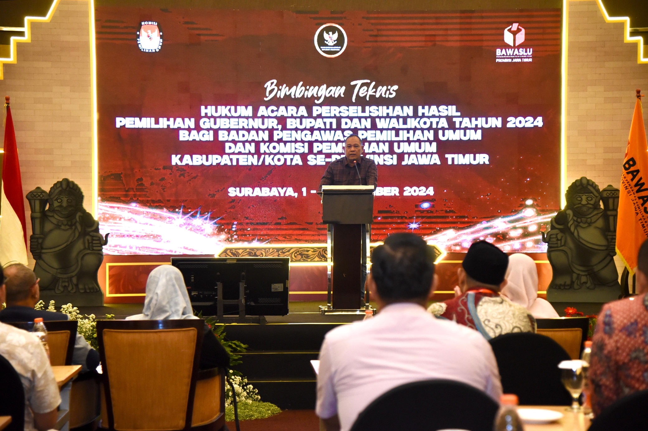 Anggota Bawaslu Totok Hariyono memberikan sambutan dalam kegiatan Bimbingan Teknis (Bimtek) Hukum Acara Perselisihan Hasil Pemilihan Gubernur, Bupati, dan Walikota Tahun 2024 di Surabaya, Minggu (3/11/2024)/foto: Publikasi dan Pemberitaan Bawaslu.