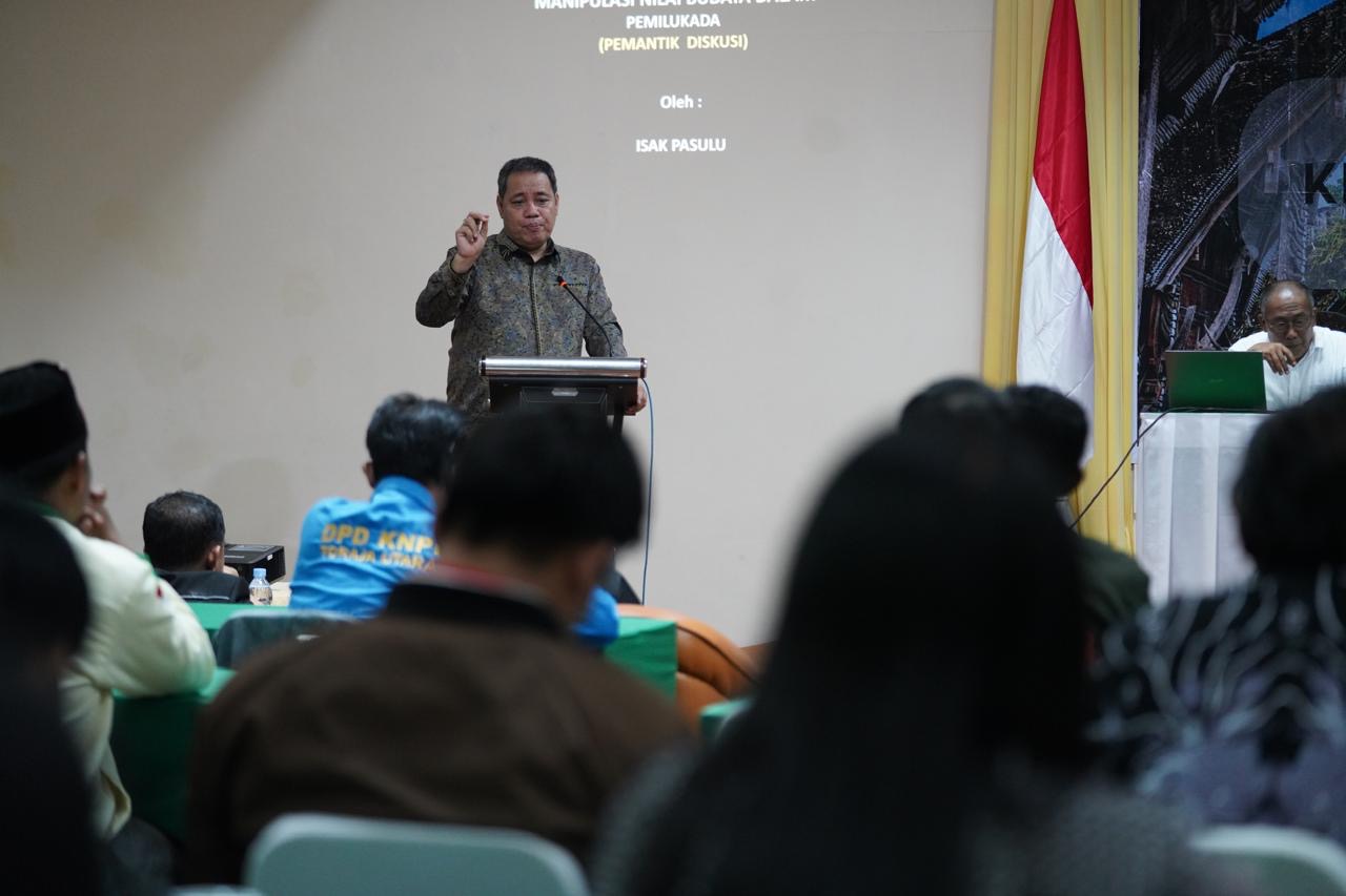 Anggota Bawaslu Herwyn JH Malonda memberikan sambutan dalam Rombong Kalua' Mengintegrasikan Nilai-Nilai Kearifan Lokal dalam Pemilihan Menuju Pilkada Tana Toraja dan Toraja Utara yang damai dan Demokratis, di Toraja Utara, Selasa (12/11/2024)/foto: Publikasi dan Pemberitaan Bawaslu.