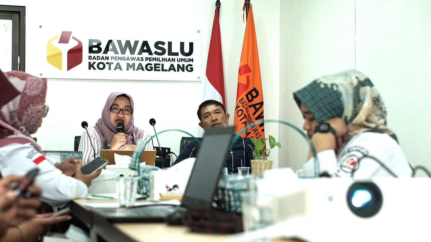 Sylvia Ayu Paramita Anggota Bawaslu Kota Magelang menyampaikan materi dalam rapat Gakkumdu di Ruang Sekretariat Bawaslu Kota Magelang, Kamis (14/11/2024)