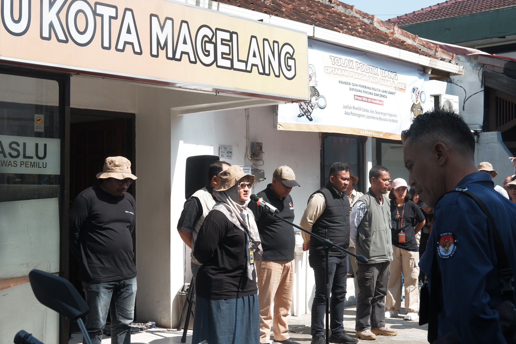 Pengarahan Pelaksanaan Penertiban APK oleh Bawaslu Kota Magelang bersama KPU, Kesbangpol, dan Satpol PP Kota Magelang, Sabtu (02/11/2024)