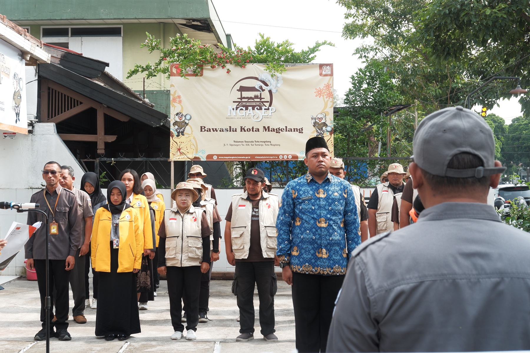Bawaslu Kota Magelang Gelar Upacara Peringatan Hari Pahlawan di Halaman Sekretariat Bawaslu, Minggu (10/11/2024) .