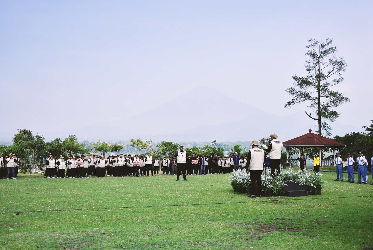 Ketua Bawaslu Kota Magelang Maludin Taufiq memberikan arahan kepada peserta Apel Siaga Pemilihan Tahun 2024 di Lapangan Bakorwil II - Eks Karesidenan Kedu Kota Magelang, Kamis (07/11/2024)