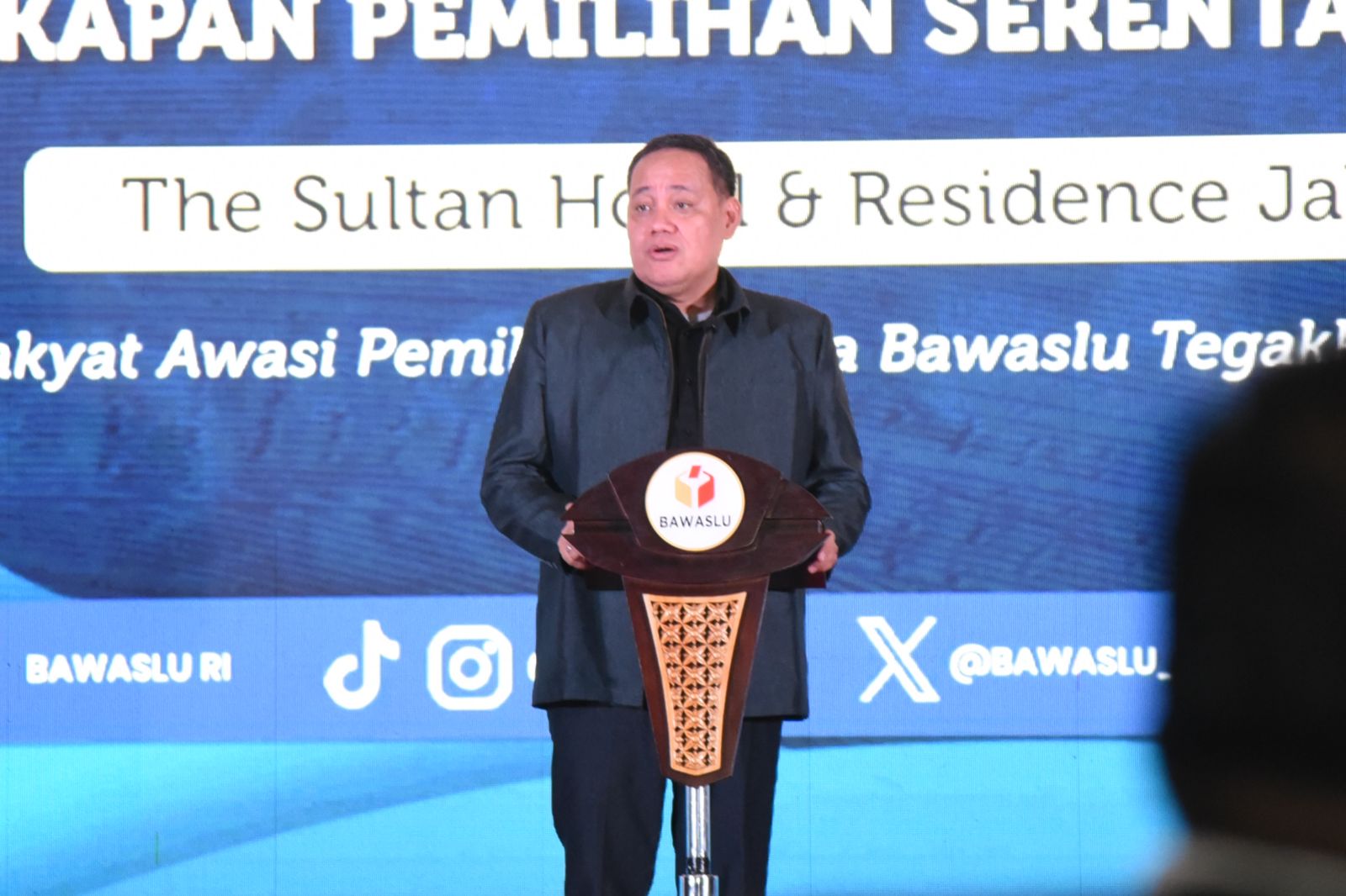 Anggota Bawaslu Herwyn JH Malonda saat memberi arahan peserta Konsolidasi Nasional Kelembagaan Pengawas Pemilihan Dalam Pelaksanaan Pengawasan Tahapan Kampanye dan Dana Kampanye Serta Pengadaan dan Pendistribusian Perlengkapan Pemilihan Serentak Tahun 2024, Selasa malam (29/10/2024).