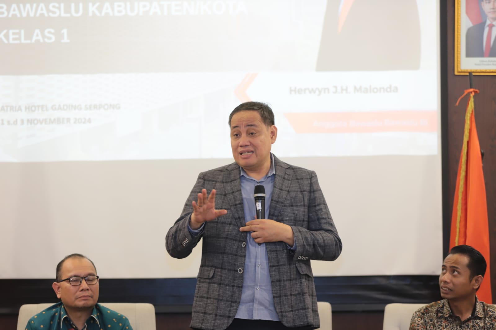 Anggota Bawaslu Herwyn JH Malonda saat membuka kegiatan Pelatihan Jurnalisme Bagi Bawaslu Kabupaten/Kota, Jumat (1/11/2024).