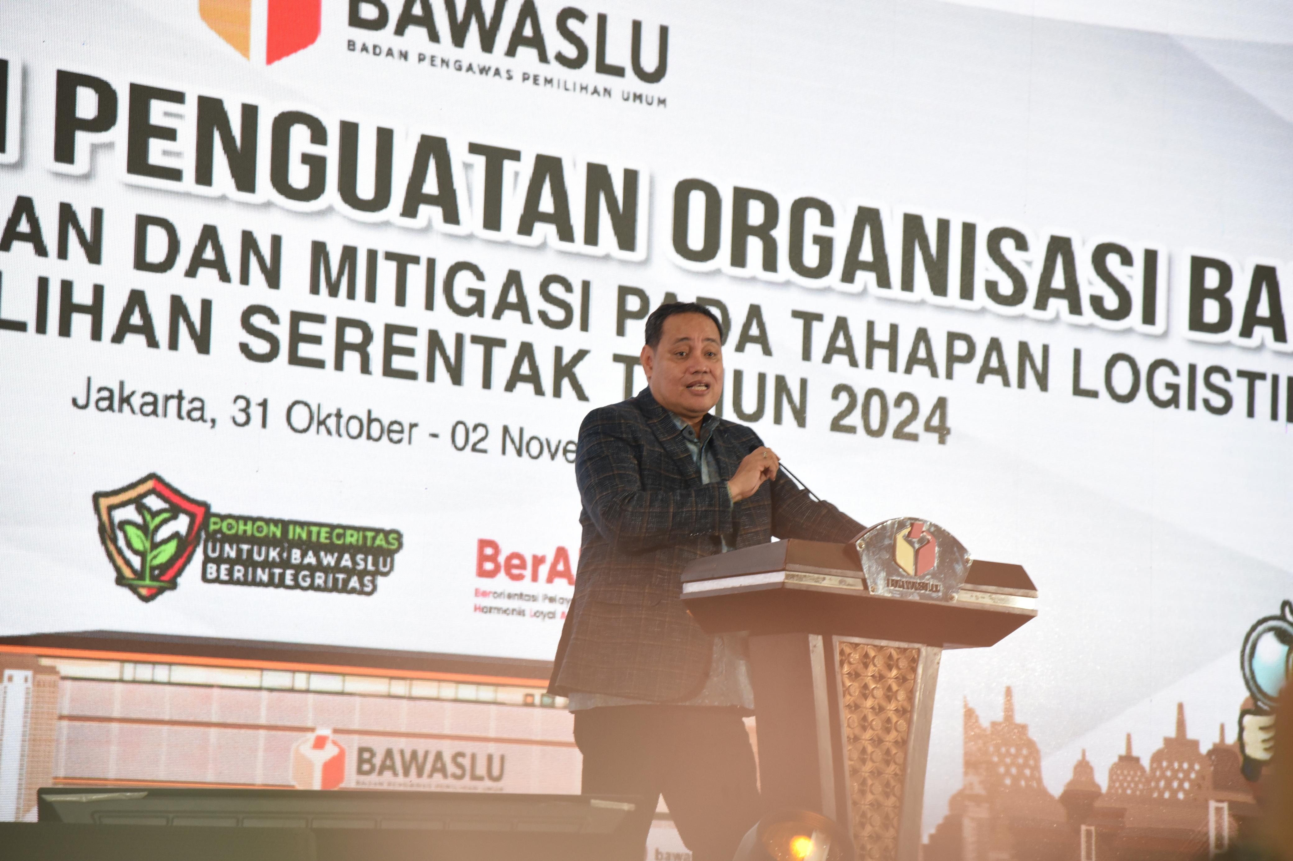 Anggota Bawaslu Herwyn JH Malonda saat membuka acara Rapat Koordinasi Penguatan Organisasi Bawaslu Dalam Pengawasan dan Mitigasi Pada Tahapan Logistik Pemilihan Serentak Tahun 2024 di Jakarta, Kamis malam (31/10/2024).
