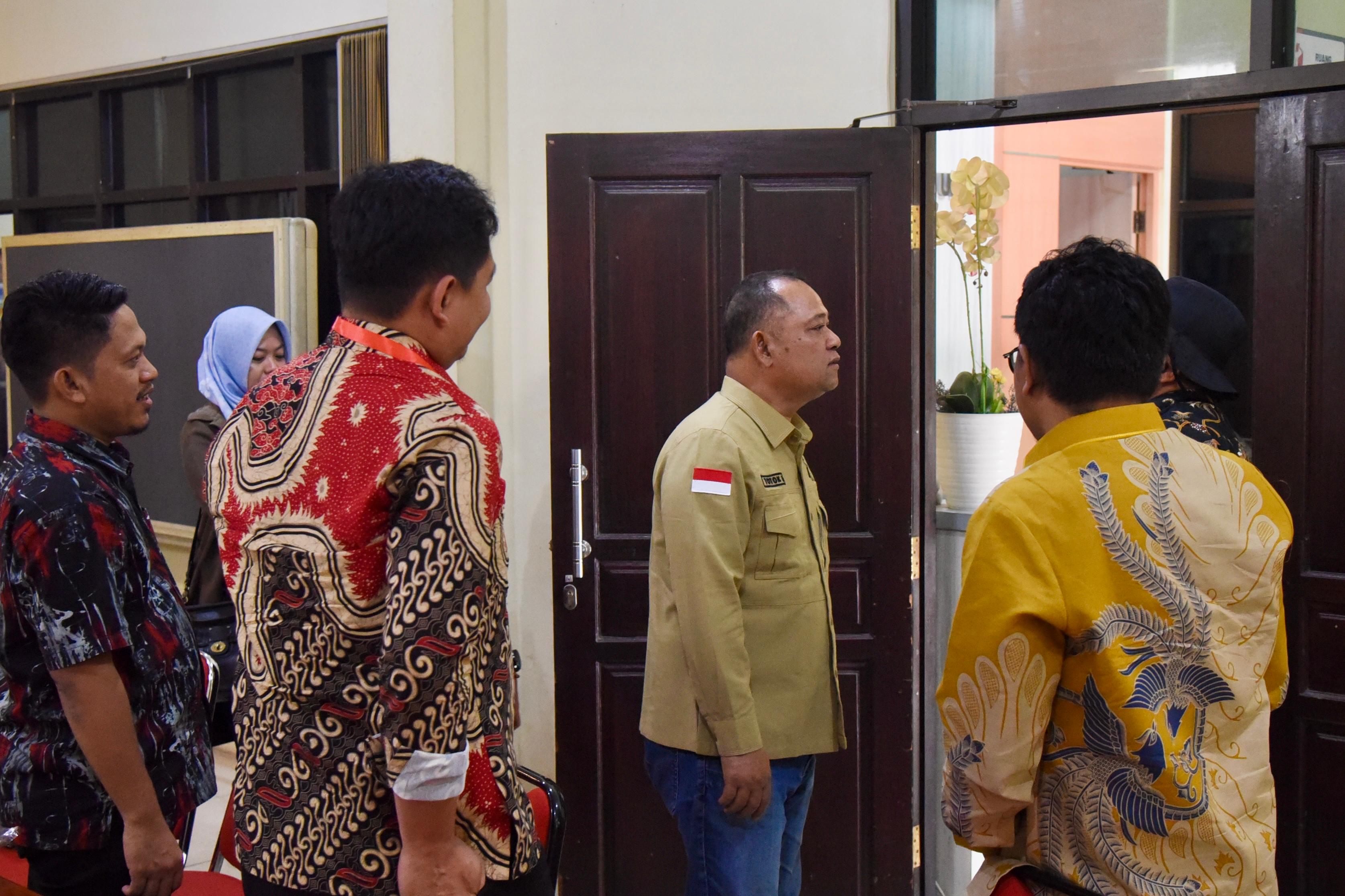 Anggota Bawaslu Totok Hariyono melakukan supervisi di Bawaslu Kota Surabaya, Jumat(1/11/2024).