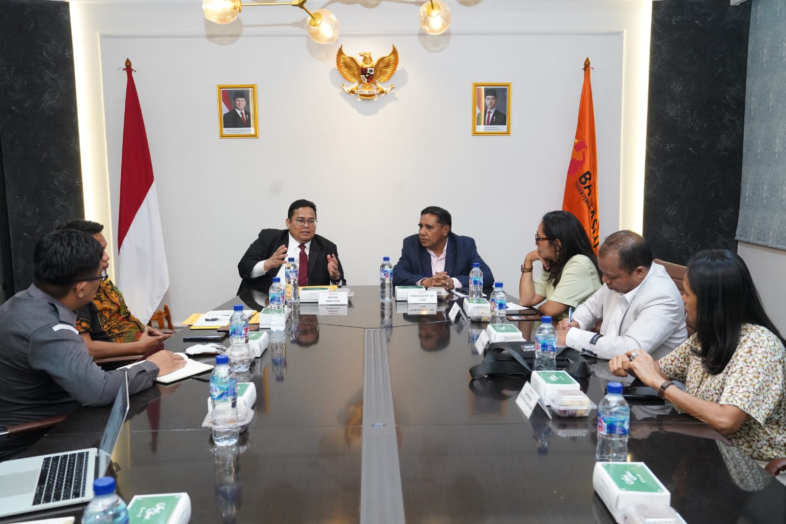 Ketua Bawaslu Rahmat Bagja (kiri berjas, berdasi merah) melakukan audiensi dengan etua CNE Timor Leste Jose Agostinho da Costa Belo Pereira (kanan berjas) di Kantor Bawaslu, Senin, (28/10/2024).