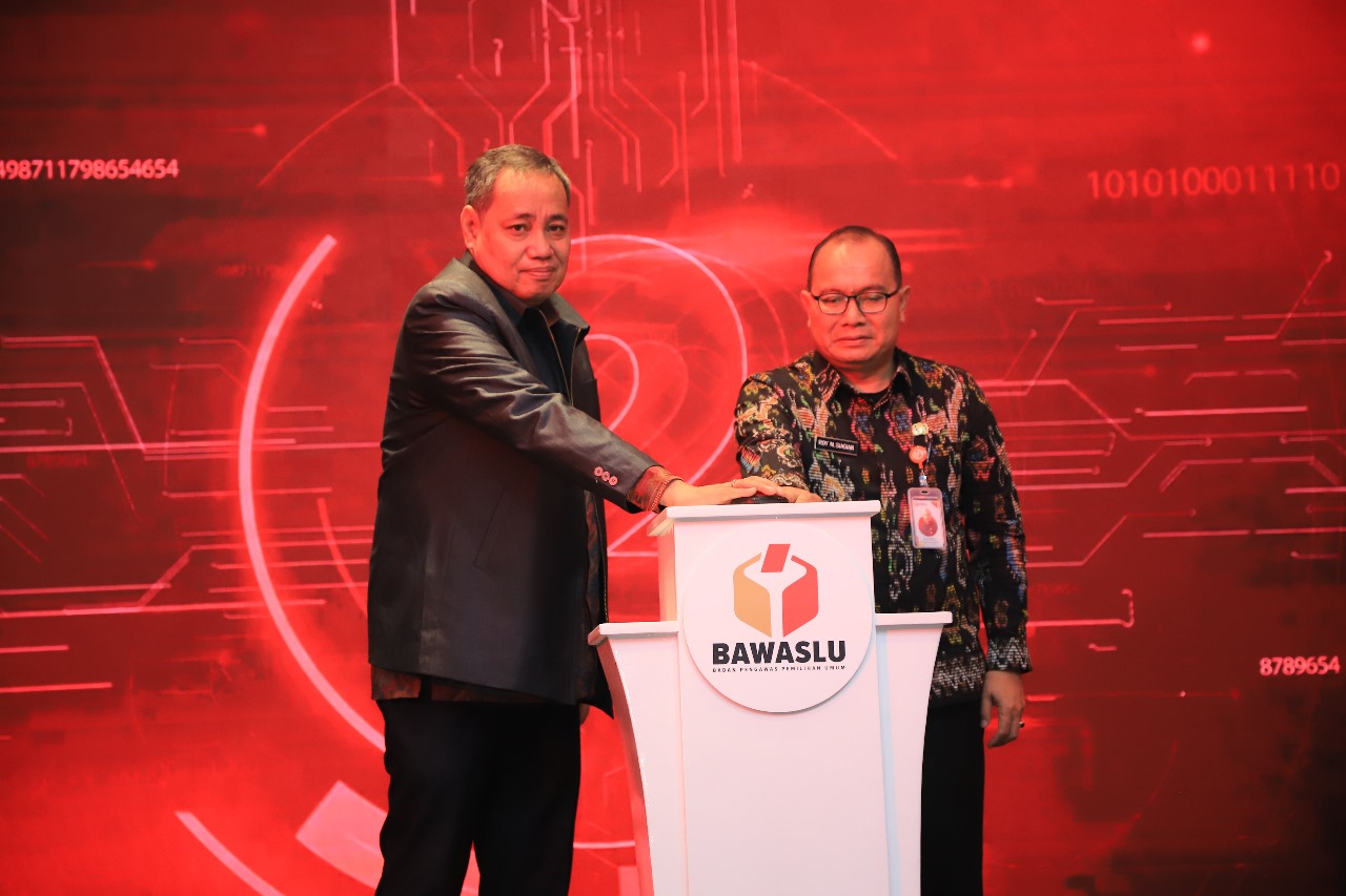 Anggota Bawaslu Herwyn JH Malonda (kiri) dan Kepala Pusat Penelitian, Pengembangan, Pendidikan dan Pelatihan Bawaslu Roy Maryuna Siagian meluncurkan Sistem Manajemen Publikasi Perpustakaan Digital Bawaslu dan Sosialisasi Account Pengajuan ISBN di Jakarta, Selasa (29/10/2024).
