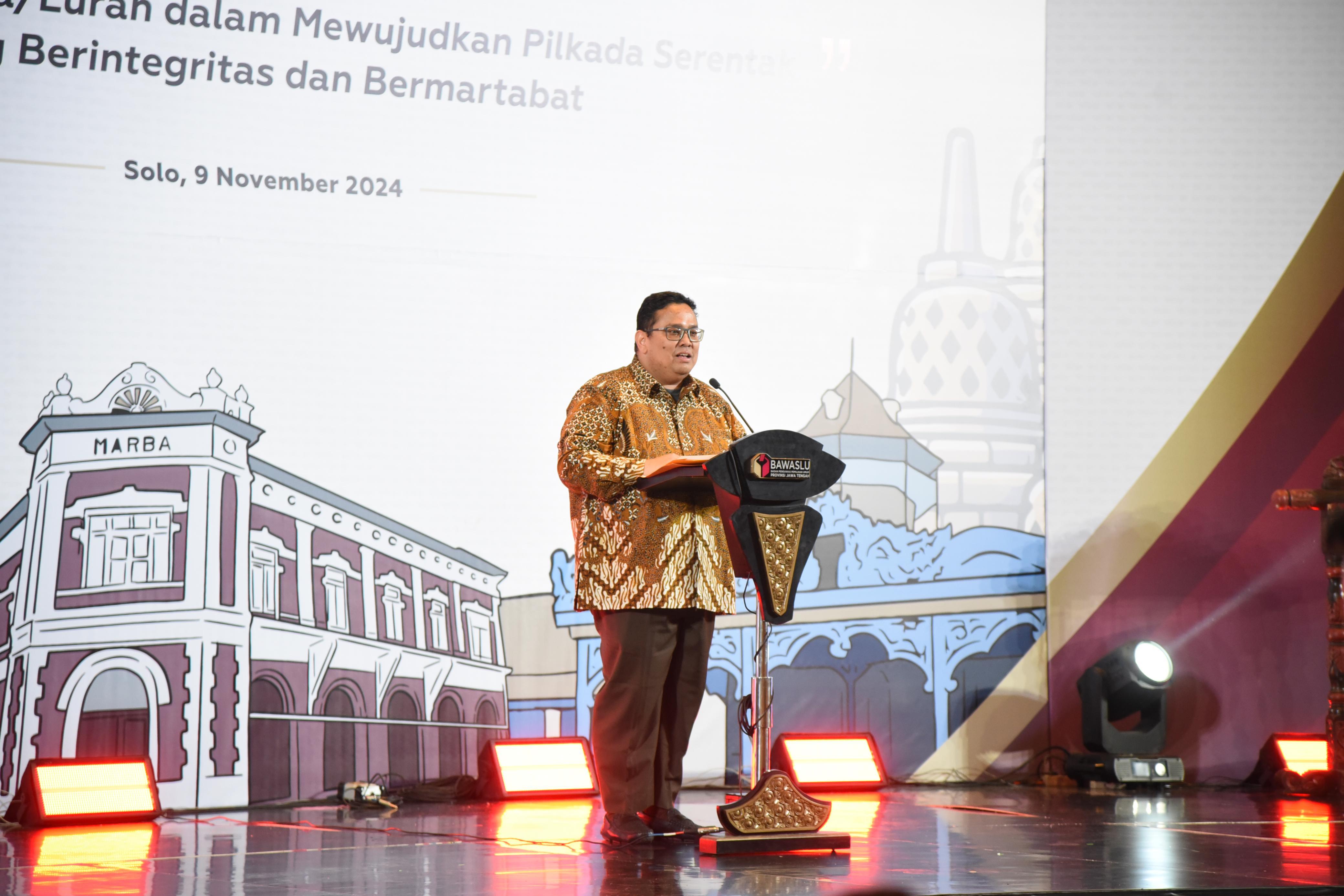 Ketua Bawaslu Rahmat Bagja alam acara Sosialisasi Pengawasan Partisipatif kepada Stakeholder dalam Pemilhan Kepala Daerah Serentak Tahun 2024 di Provinsi Jawa Tengah yang diselenggarakan di Surakarta, Sabtu (9/11/2024).