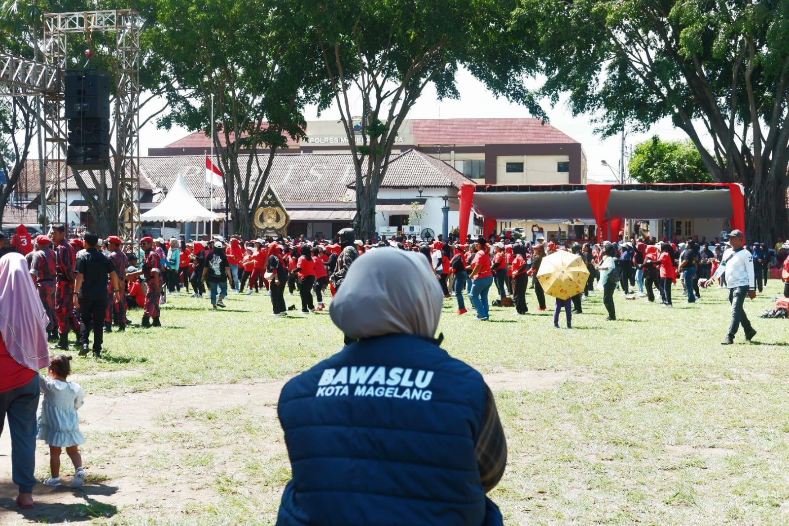 Anggota Bawaslu Kota Magelang Sylvia Ayu Mengawasi Kegiatan Kampanye Rapat Umum Paslon 02 Damar - Sri Harso di Alun-Alun Kota Magelang, Minggu (17/11/2024)