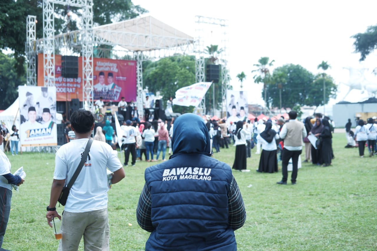 Anggota Bawaslu Kota Magelang Sylvia Ayu Mengawasi Kegiatan Kampanye Rapat Umum Paslon 01 Aziz - Mansyur di Alun-Alun Kota Magelang, Minggu (23/11/2024)