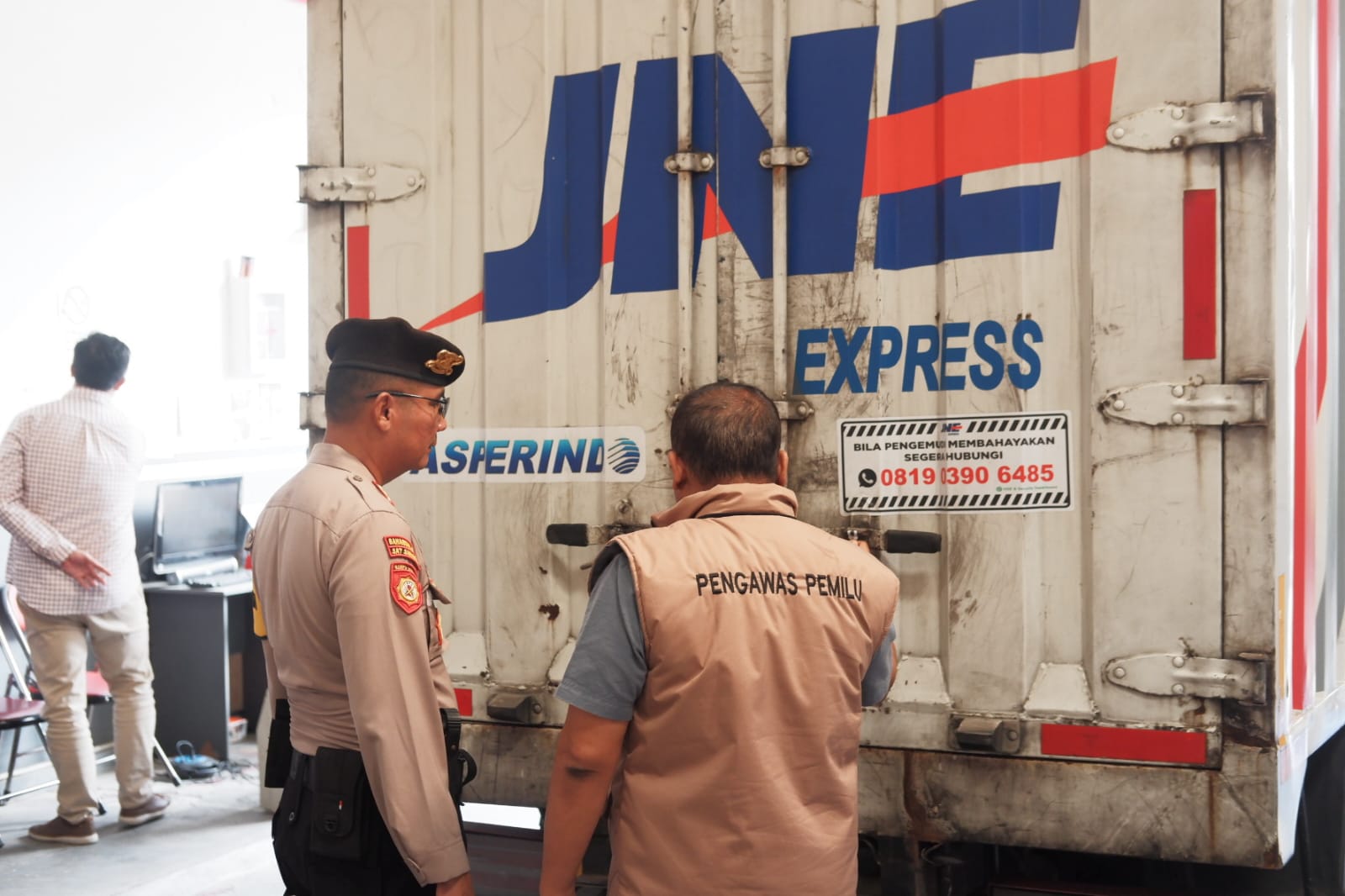 Ketua Bawaslu Kota Magelang Maludin Taufiq melakukan pengawasan pendistribusian logistik pemilihan tahun 2024 di Gudang Logistik KPU Kota Magelang, Senin (25/11/2024).