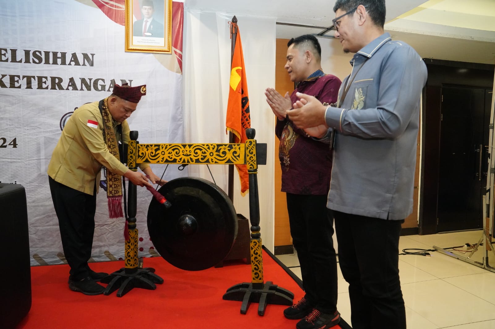 Anggota Bawaslu Totok Hariyono (kiri) membuka Rapat Kerja Teknis (Rakesnis) Persiapan Hasil Perselisihan 2024 Sebagai Pemberi Keterangan di Mahkamah Konstitusi, di Pontianak, Rabu (30/10/2024)/foto: Publikasi dan Pemberitaan Bawaslu.