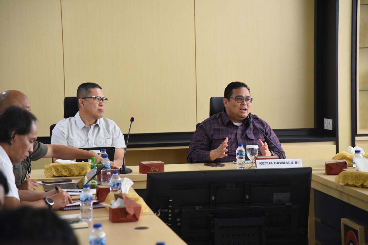 Ketua Bawaslu Rahmat Bagja (kanan) dalam diskusi strategis yang diselenggarakan oleh Badan Intelijen dan Keamanan (Baintelkam) Polri di Jakarta, Rabu (30/10/2024/foto: Publikasi dan Pemberitaan Bawaslu.