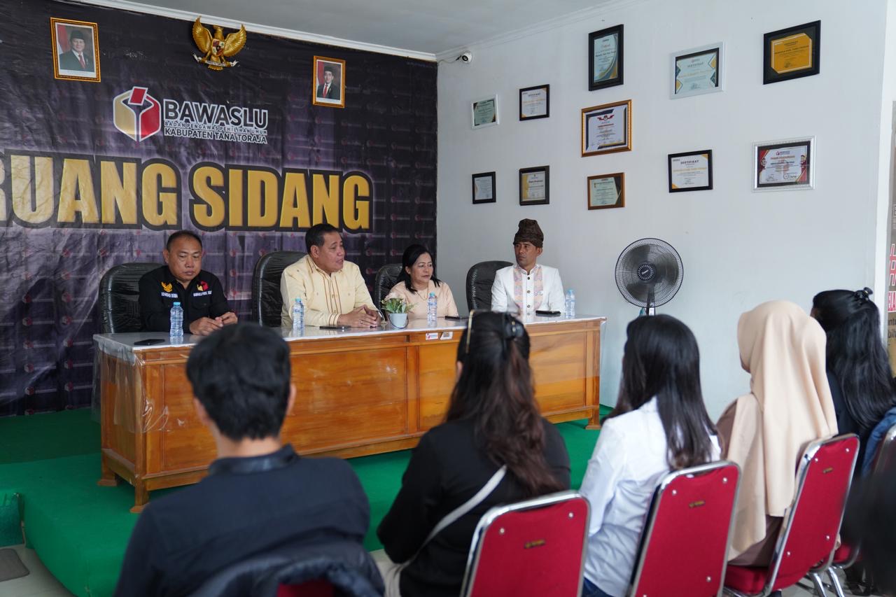 Anggota Bawaslu Herwyn JH Malonda saat menyapa para pengawas pemilu se-Kabupaten Tana Toraja di Sulawesi Selatan, Selasa (12/11/2024).