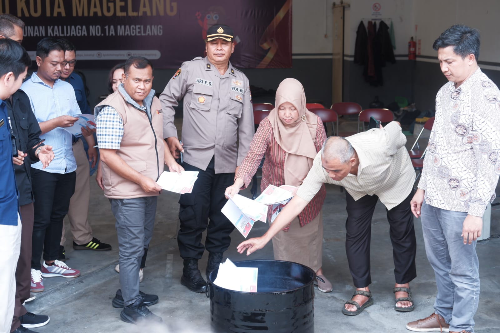 Ketua Bawaslu Kota Magelang Maludin Taufiq melakukan pengawasan pemusnahan sisa surat suara dan surat suara rusak di Gudang Logistik KPU Kota Magelang, Selasa (26/11/2024).