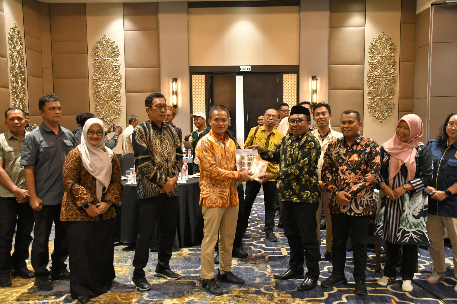 Pemberian Buku Oleh Bawaslu