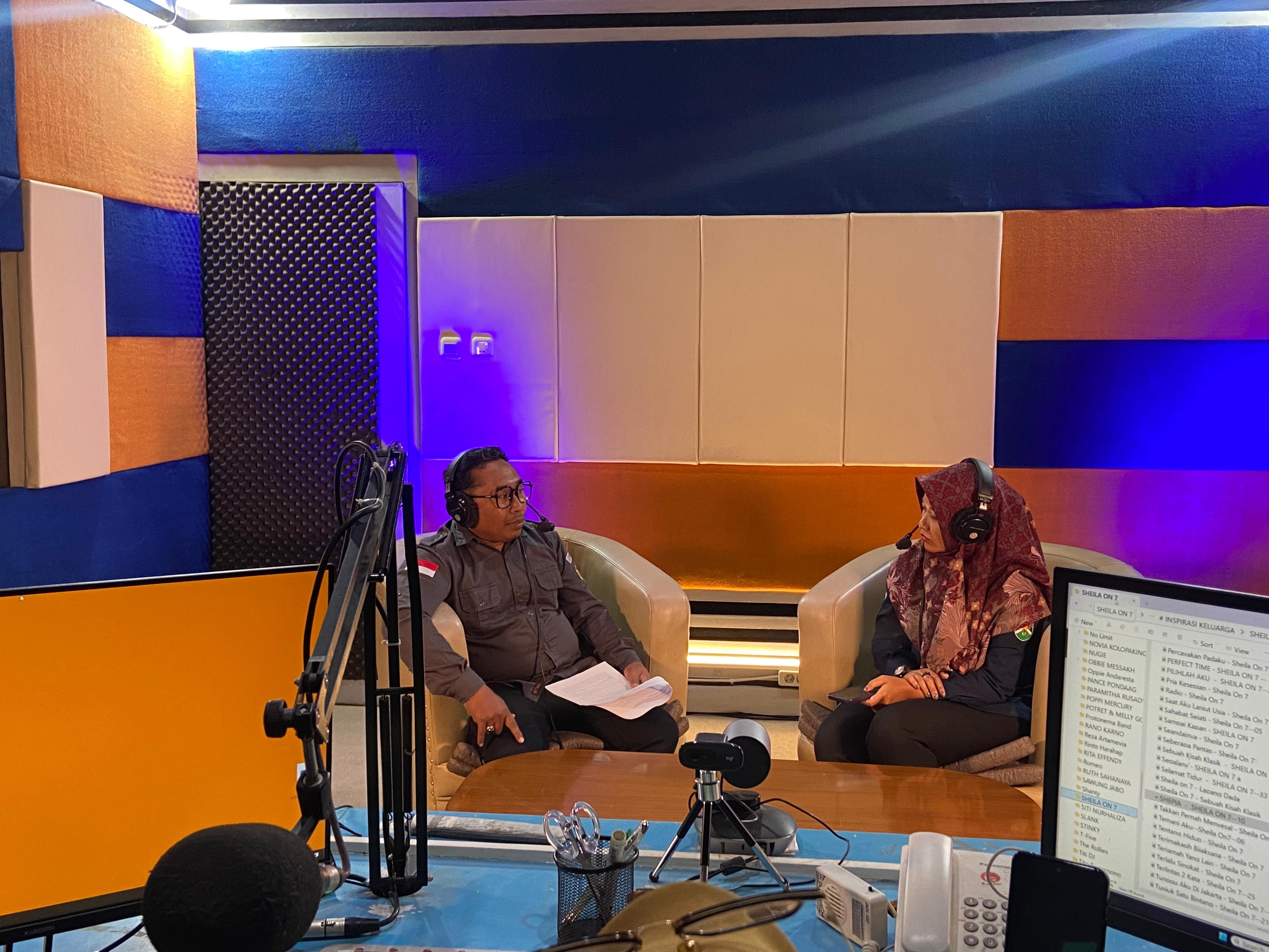 AQZ bersama host sedang melakukan Ngobrol Asyik Seputar Pemilu